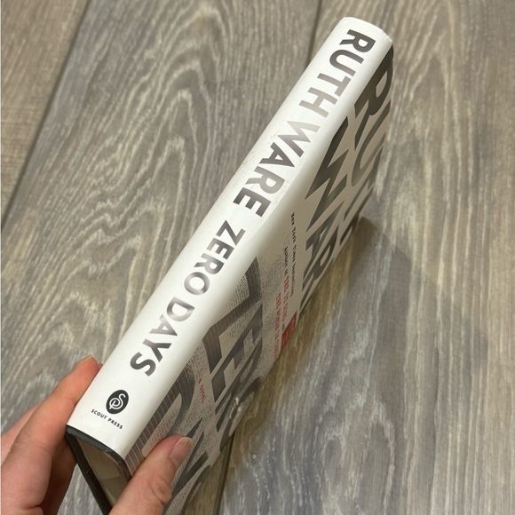 Zero Days, By Ruth Ware - Picture 2 of 3